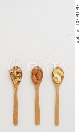 3種類のミックスナッツ｜クルミ・アーモンド・カシューナッツ 107091998