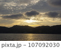 海に沈む夕日 107092030