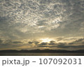 夕日に照らされた雲 107092031
