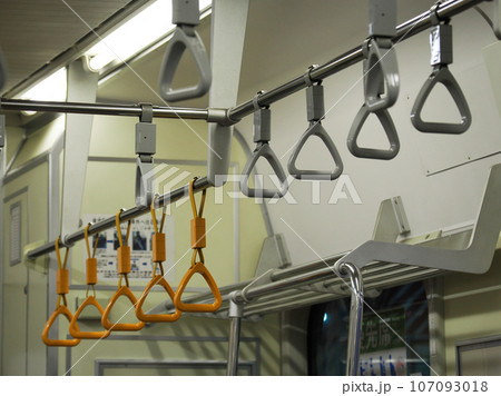 電車内の一般吊り革と優先席案内の黄色い吊り革の写真素材
