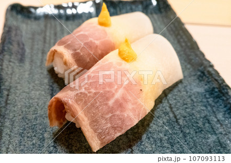 お寿司「クジラベーコンの握り」 in Japan 107093113