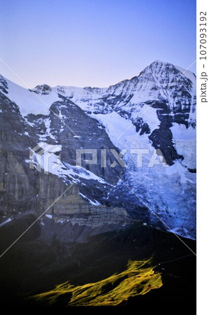 スイスのクライネシャイデックから見るアイガーの絶景 スイスのクライネシャイデックから見るアイガーの絶景 107093192