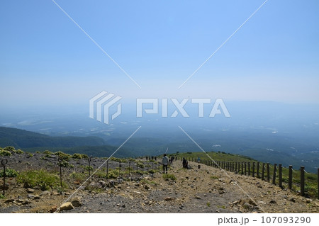 夏の晴天の那須岳からの景色 栃木 夏の晴天の那須岳からの景色 栃木 107093290