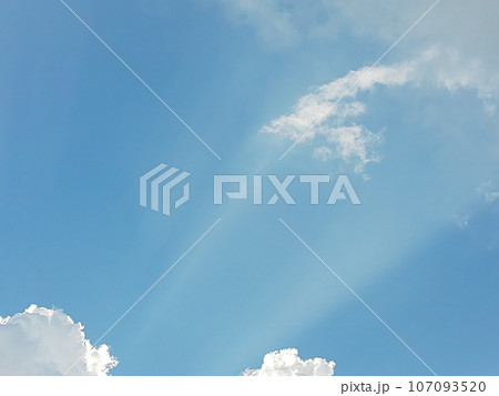 雲の隙間から見える太陽の光を撮影しました。 雲の隙間から見える太陽の光を撮影しました。 107093520