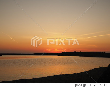 日本海に沈む秋の夕日 107093618