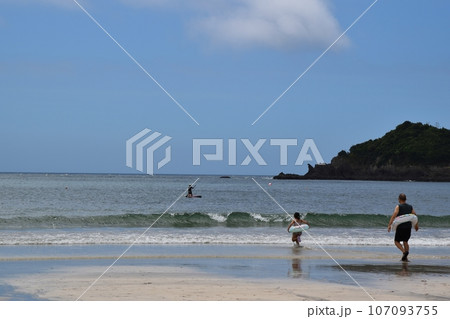 夏の弓ヶ浜海水浴場の風景 静岡 夏の弓ヶ浜海水浴場の風景 静岡 107093755