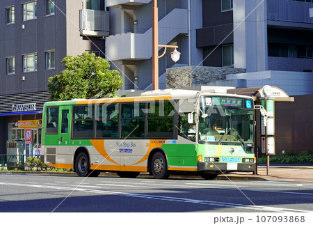 バス停で乗降を行う都営バス（三菱ふそうエアロスター） 107093868