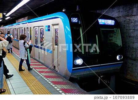 南砂町駅に停車する東京メトロ東西線15000系車両 107093889