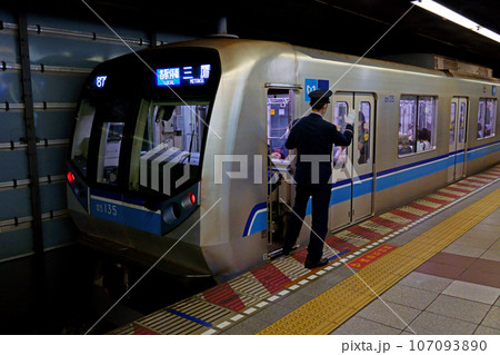 南砂町駅で発車確認を行う車掌と東京メトロ東西線05系車両 南砂町駅で発車確認を行う車掌と東京メトロ東西線05系車両 107093890