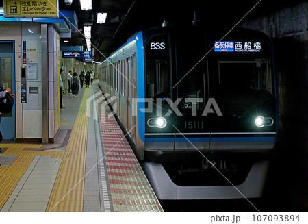 南砂町駅に到着した東京メトロ東西線15000系車両 南砂町駅に到着した東京メトロ東西線15000系車両 107093894