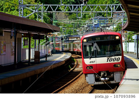 京急安針塚駅を高速で通過する快特三崎口行（1000形） 107093896