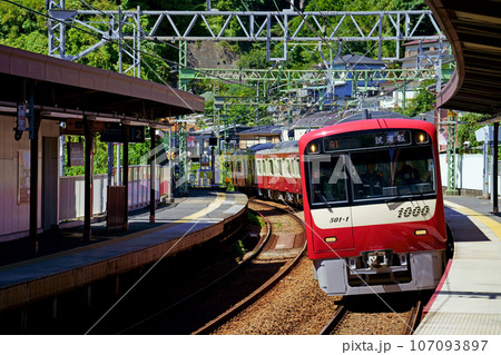 京急安針塚駅を通過する1000形1500番台の試運転車両 京急安針塚駅を通過する1000形1500番台の試運転車両 107093897