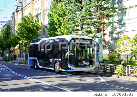 バス停に停車する都営バス（燃料電池バスSOLA） 107093935