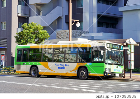バス停に停車する都営バス(三菱ふそうエアロスター)アップ バス停に停車する都営バス(三菱ふそうエアロスター)アップ 107093938