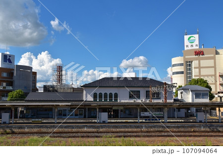 晴れた夏の下館駅　茨城 107094064
