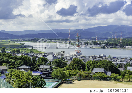 三国湊の町並み 九頭竜川新保橋 福井県坂井市 三国湊の町並み 九頭竜川新保橋 福井県坂井市 107094134