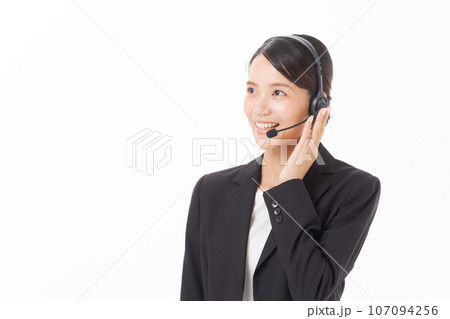 ヘッドセットをつけた女性の写真 107094256