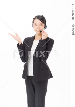 ヘッドセットをつけた女性の写真 ヘッドセットをつけた女性の写真 107094534
