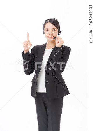 ヘッドセットをつけた女性の写真 ヘッドセットをつけた女性の写真 107094535
