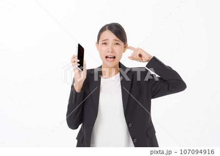 クレーム対応をする女性の写真 クレーム対応をする女性の写真 107094916