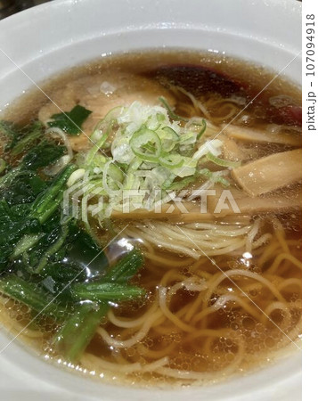 中華料理チェーン店で食べる「醬油ラーメン」 107094918