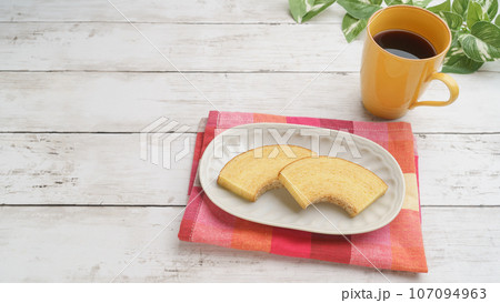 コーヒーとバウムクーヘン コーヒーとバウムクーヘン 107094963