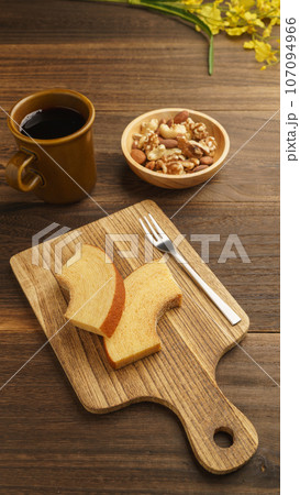 コーヒーとバウムクーヘンとミックスナッツ コーヒーとバウムクーヘンとミックスナッツ 107094966