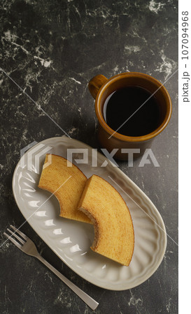 コーヒーとバウムクーヘン コーヒーとバウムクーヘン 107094968