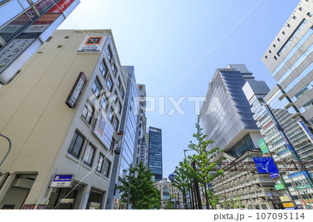 大阪市中央区難波 南海なんば駅前の御堂筋沿いの風景 大阪市中央区難波 南海なんば駅前の御堂筋沿いの風景 107095114