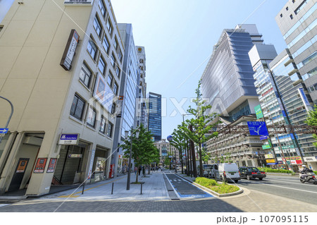 大阪市中央区難波 南海なんば駅前の御堂筋沿いの風景 大阪市中央区難波 南海なんば駅前の御堂筋沿いの風景 107095115