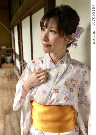 古民家の廊下にて浴衣を着た若い女性 107095167