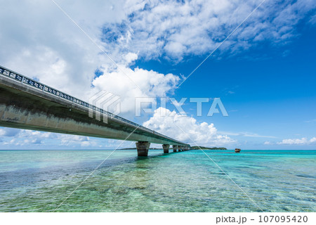 沖縄県宮古島の池間大橋 107095420