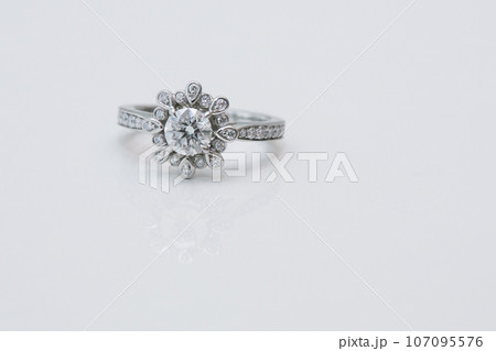 念願の結婚　婚約指輪　永遠に輝くダイヤモンド 107095576