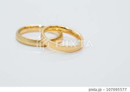 ゴールドのペアリング　結婚式 107095577