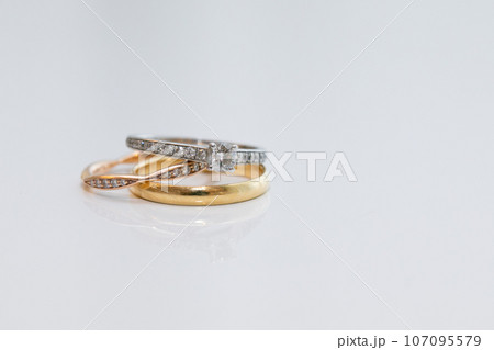 婚約指輪と結婚指輪　永遠の誓い 107095579