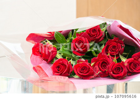 贈り物に喜ばれる真っ赤な薔薇 贈り物に喜ばれる真っ赤な薔薇 107095616