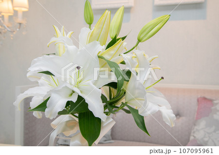 ゴージャスなカサブランカのブーケ　花嫁 107095961