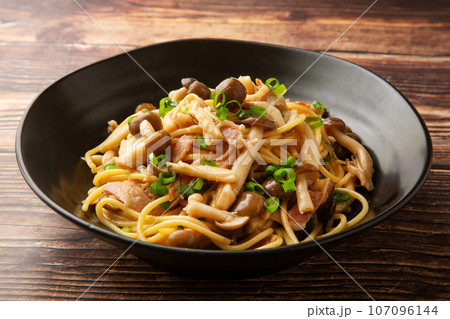 しめじとベーコンのバター醤油スパゲッティー 107096144