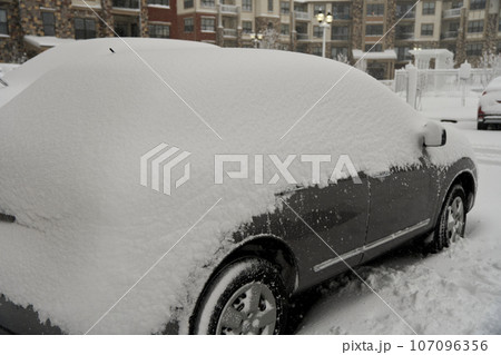 大雪の中駐車をしていたら雪に埋もれてしまった車 大雪の中駐車をしていたら雪に埋もれてしまった車 107096356