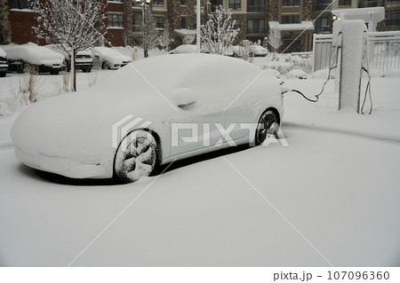 大雪の中充電の為に駐車をしていたら雪に埋もれてしまった電気自動車 107096360