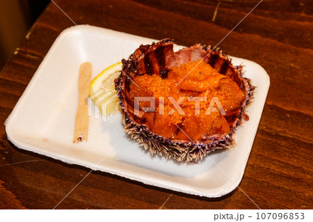 Fresh sea urchin on wooden table 107096853