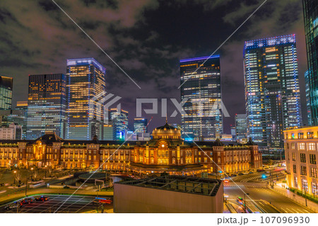 日本の東京都市景観 本日開業の東京ミッドタウン八重洲。夜景…＝2023年3月10日 107096930