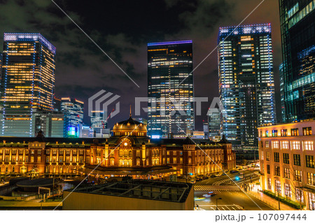 日本の東京都市景観 本日開業の東京ミッドタウン八重洲。夜景…＝2023年3月10日 107097444