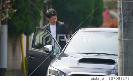 乗用車に乗り込む30代男性 乗用車に乗り込む30代男性 107098172