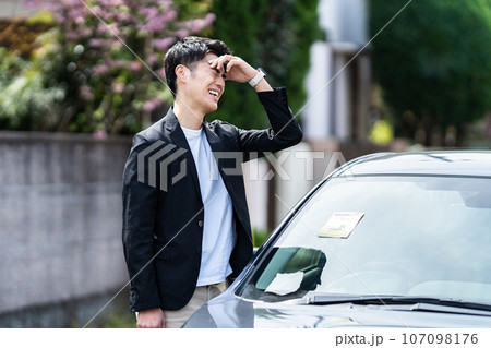 駐禁ステッカーを貼られた乗用車 107098176