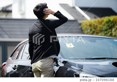 駐禁ステッカーを貼られた乗用車 駐禁ステッカーを貼られた乗用車 107098188