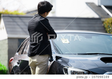 駐禁ステッカーを貼られた乗用車 駐禁ステッカーを貼られた乗用車 107098189