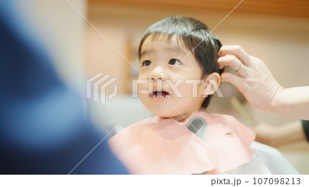 美容室で散髪してもらう3歳の男の子 美容室で散髪してもらう3歳の男の子 107098213