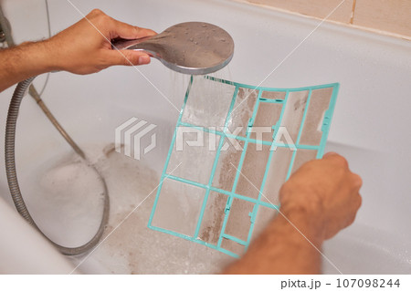 Washing air-conditioner filter with water Washing air-conditioner filter with water 107098244