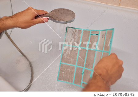 Washing air-conditioner filter with water Washing air-conditioner filter with water 107098245